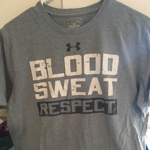 Under armour grey tee shirt ( adult small)